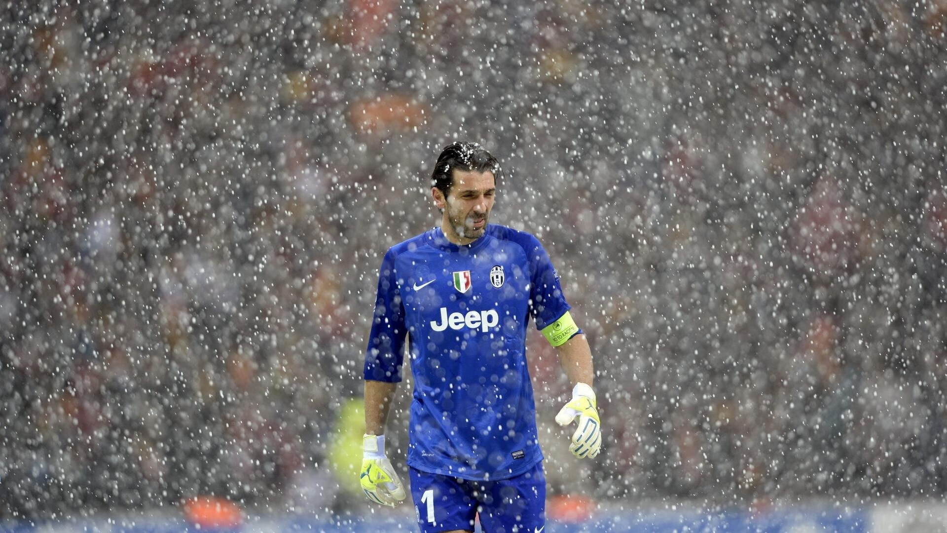 东契奇三分线外连续命中带动独行侠反超，东契奇三分造犯规